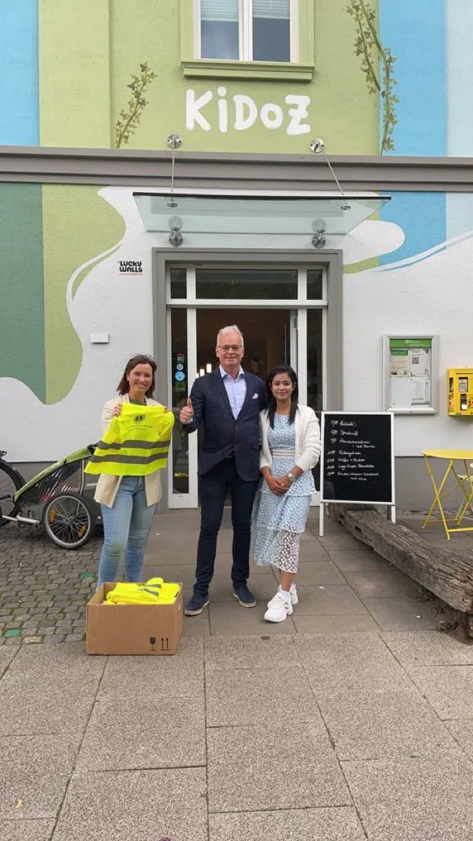 Übergabe im Rahmen der Unterstützung für das SOS-Kinderdorf Bremen